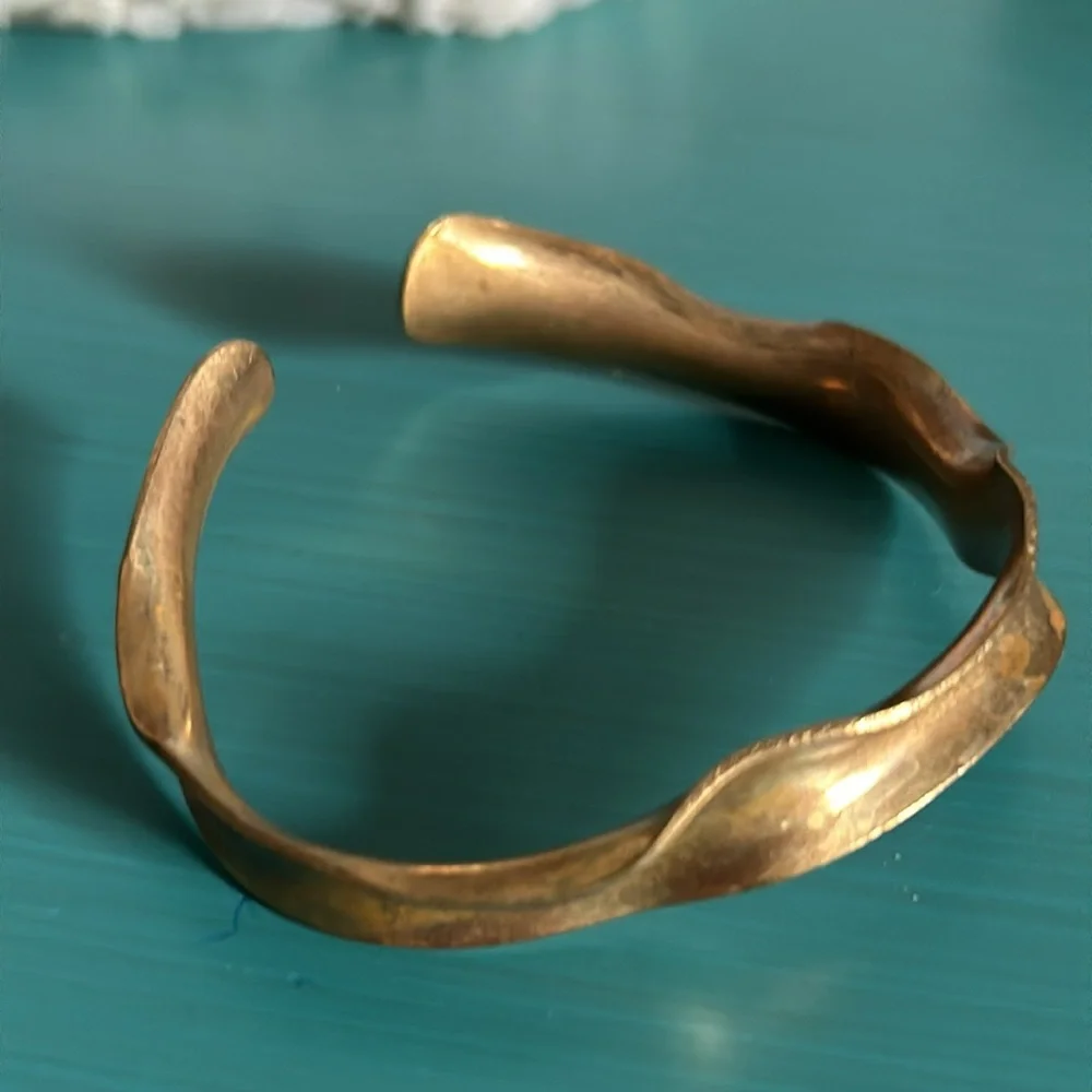 Vintage 2 Piece Collection Brass Antique Gold Colored Hammered Cuff Bracelets - Picture 2 of 8